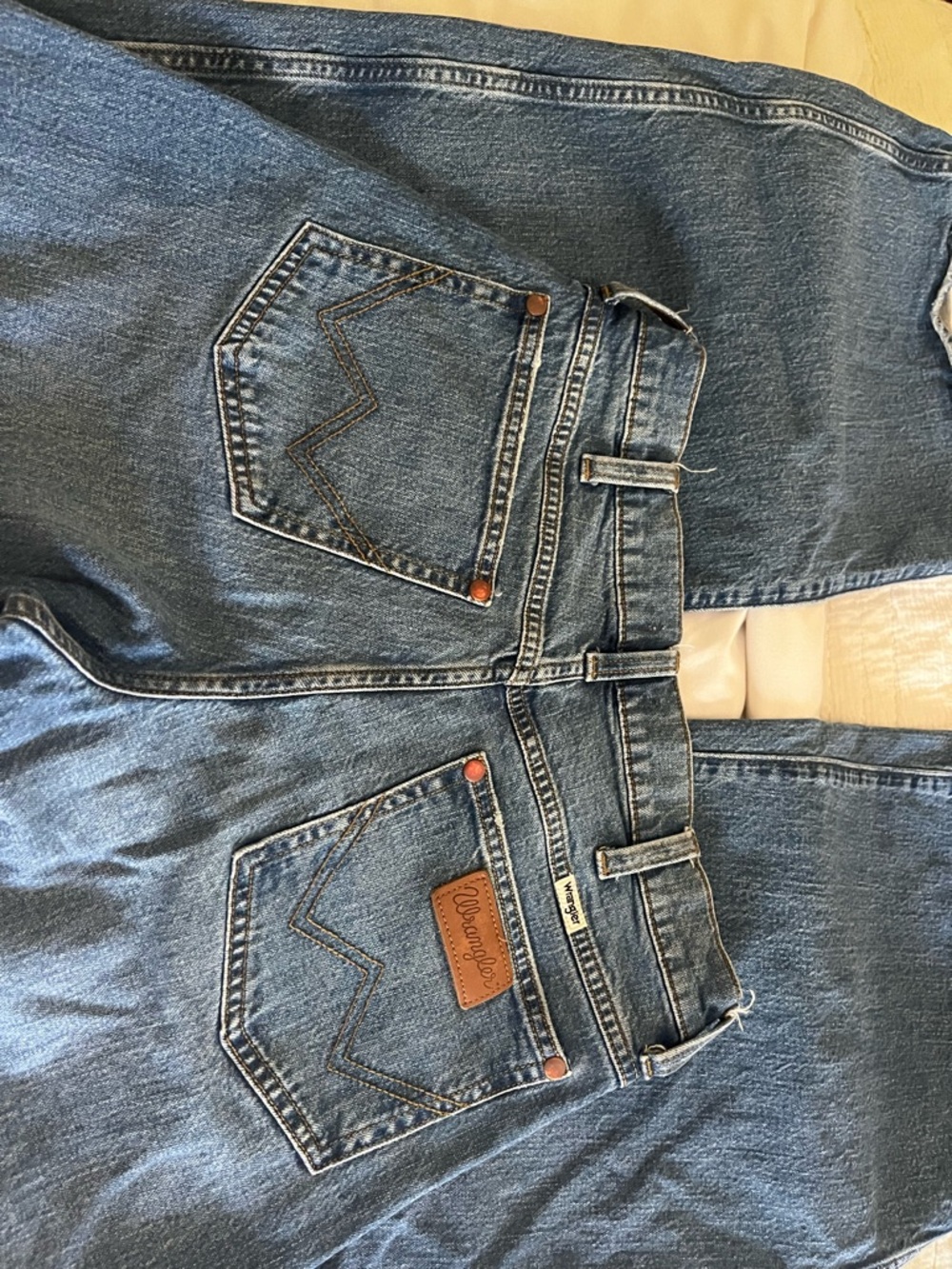 Wrangler wide leg, dark washed jeans!